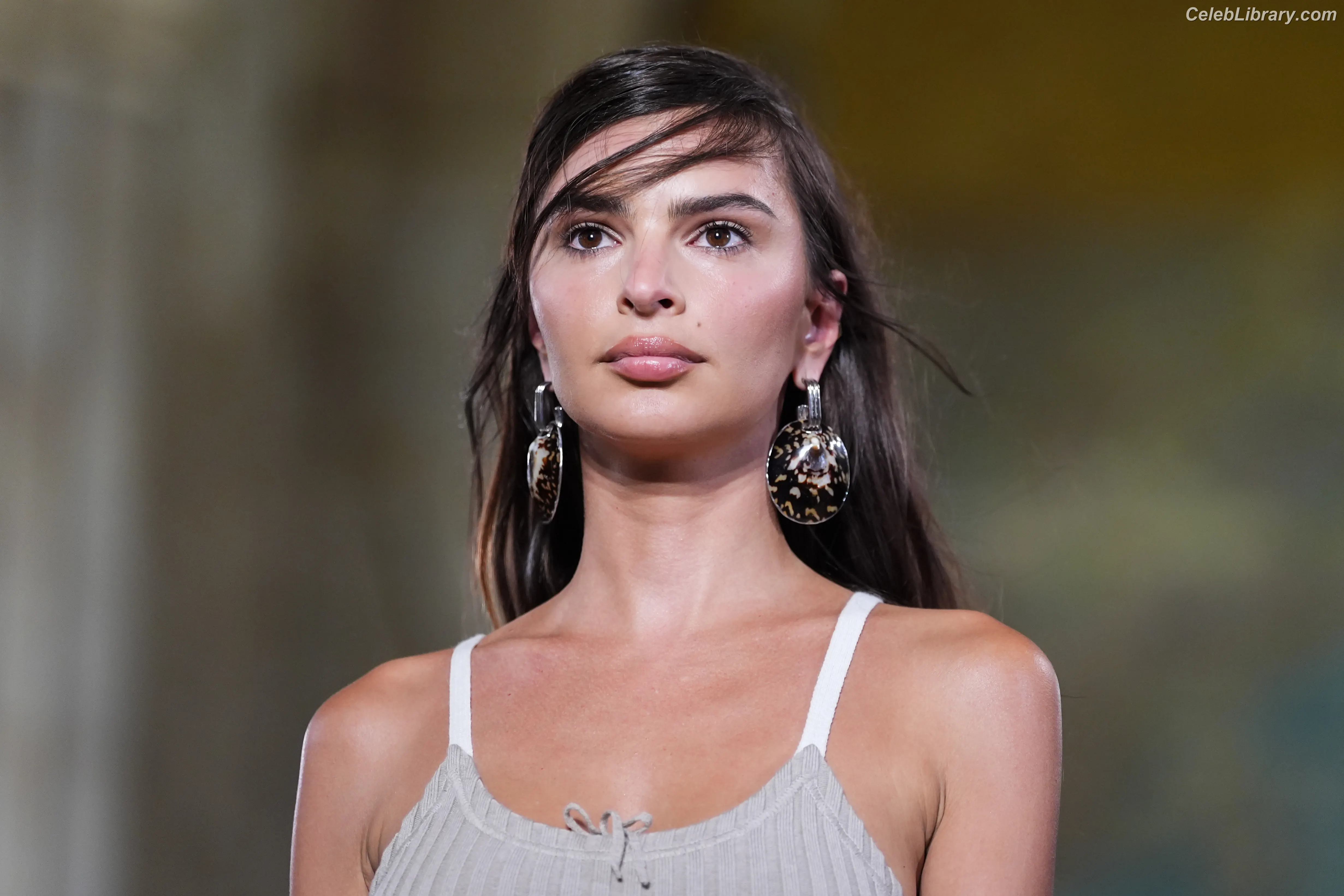 Emily Ratajkowski photo 15 of 3967