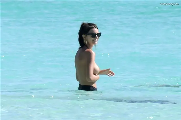 Emily Ratajkowski photo 19 of 3967
