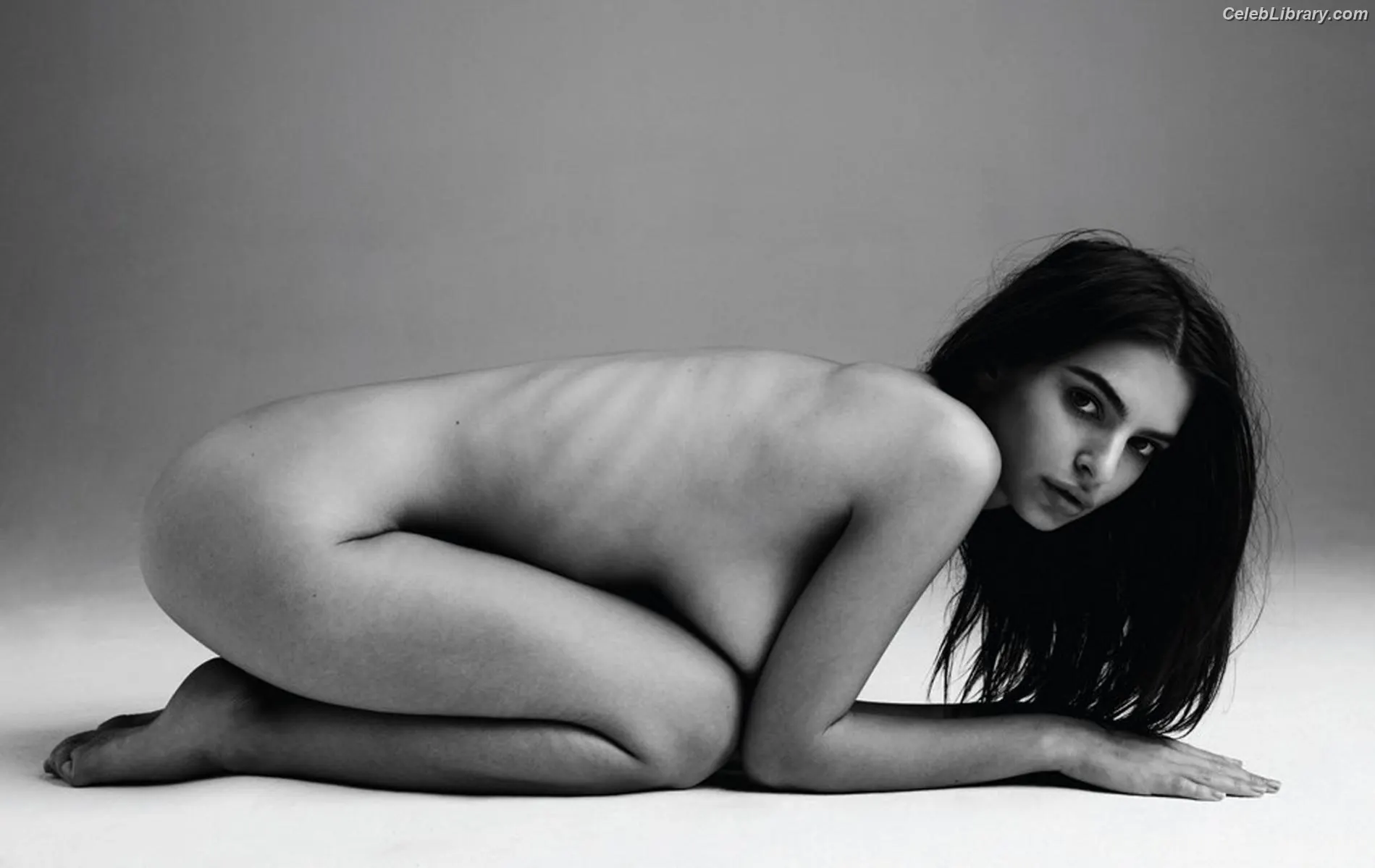 Emily Ratajkowski photo 9 of 3967