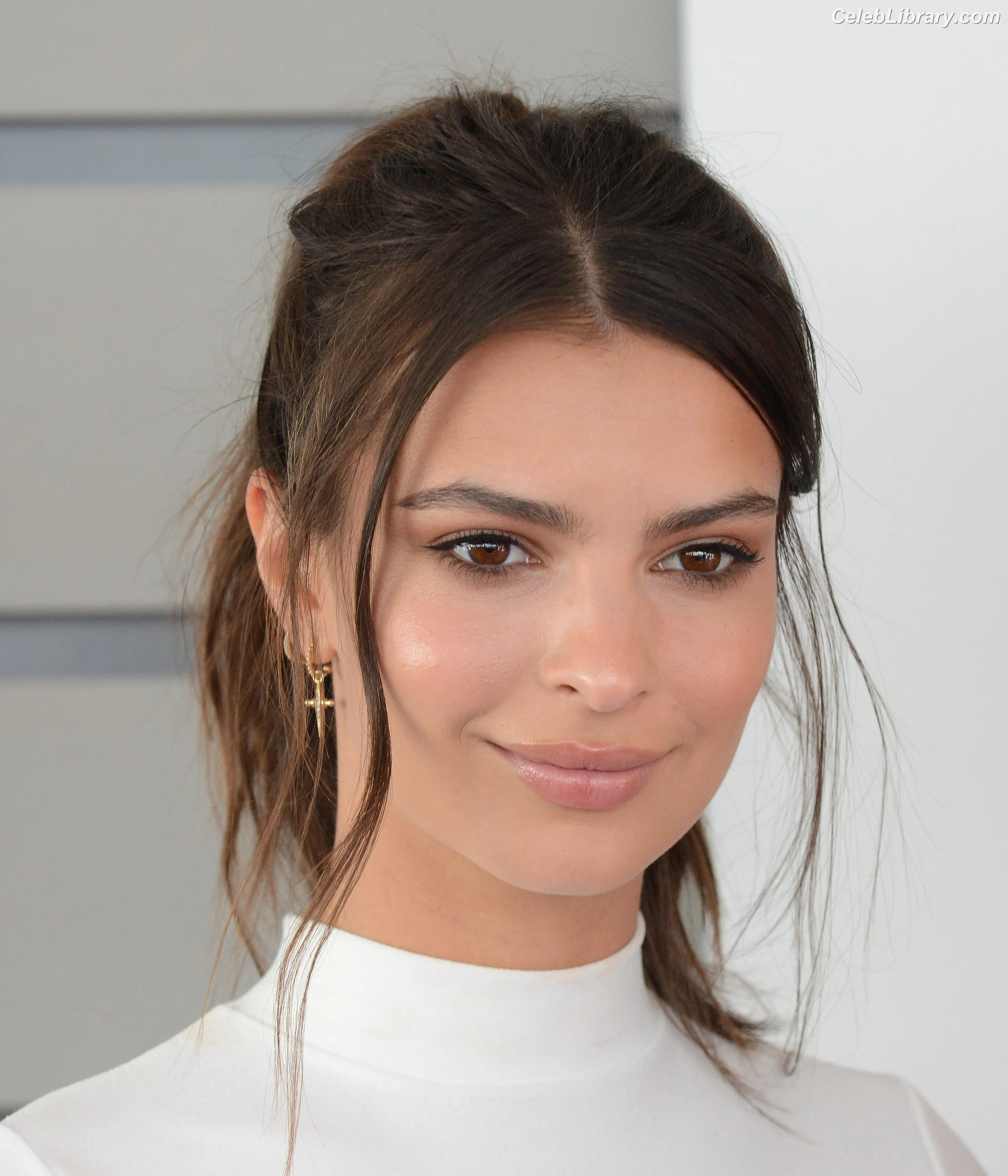 Emily Ratajkowski photo 24 of 3967