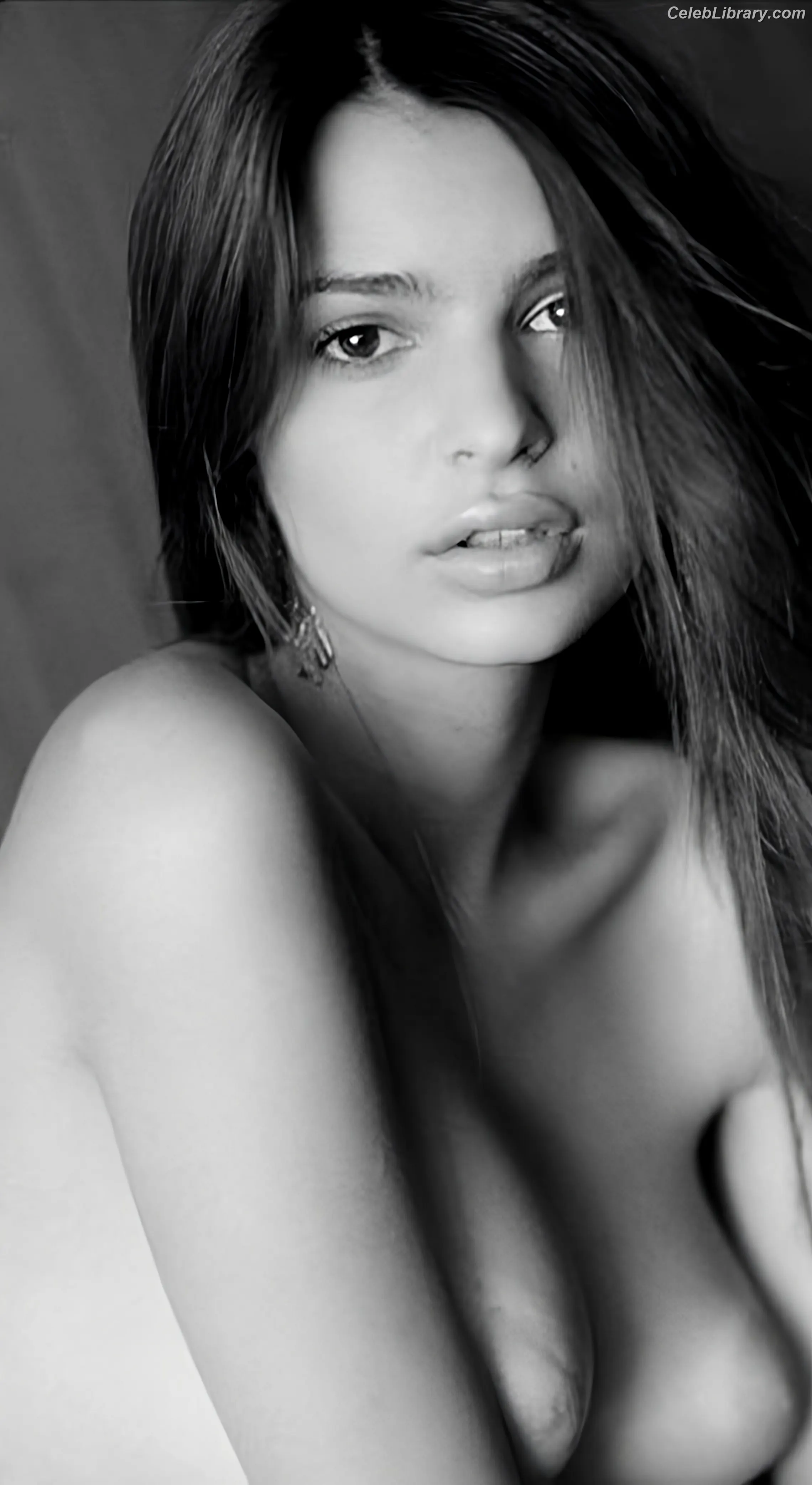 Emily Ratajkowski photo 11 of 3967