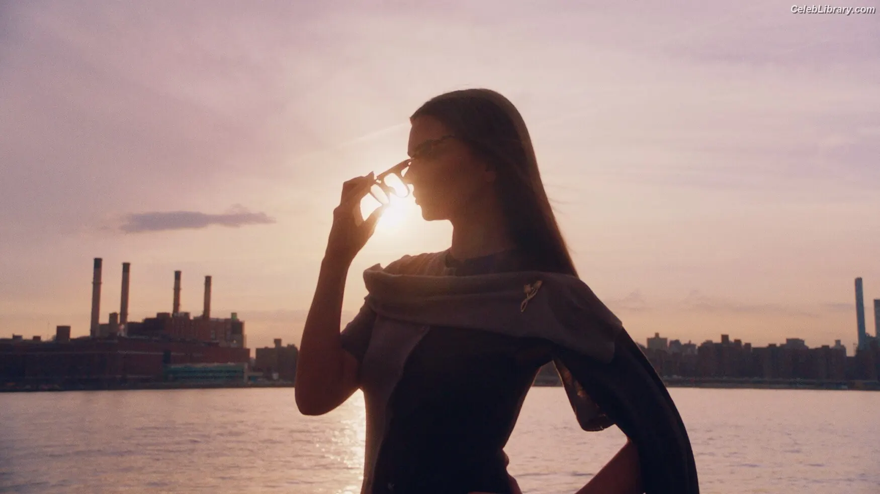 Emily Ratajkowski photo 16 of 3967