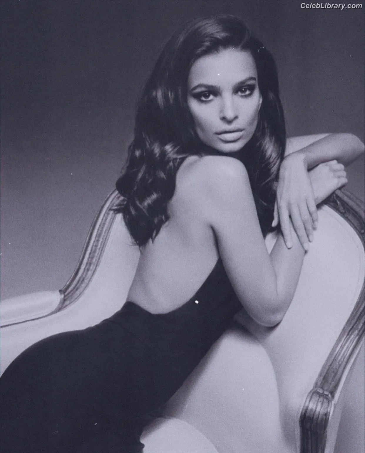 Emily Ratajkowski photo 23 of 3967