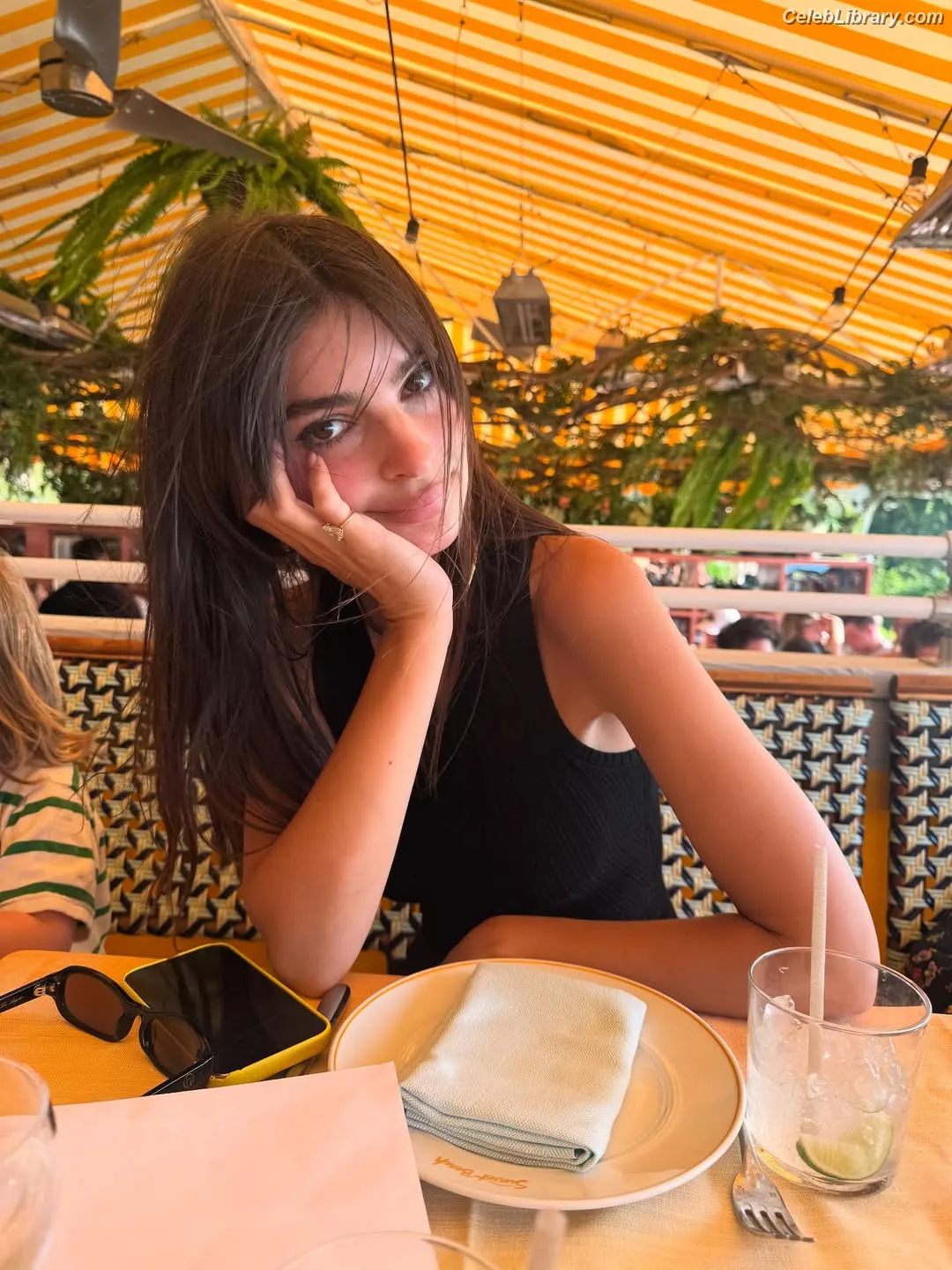 Emily Ratajkowski photo 17 of 3967