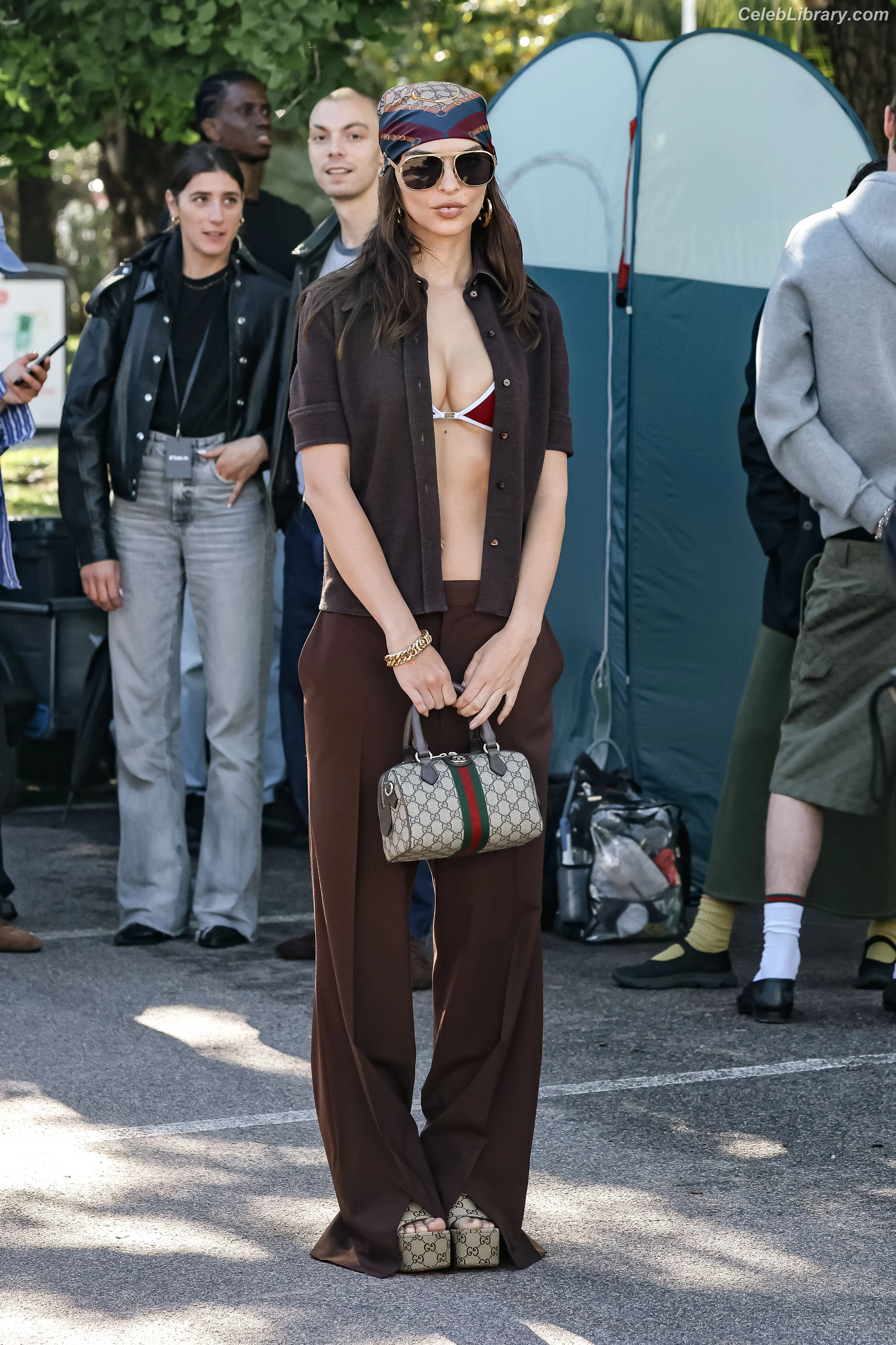 Emily Ratajkowski photo 14 of 3967
