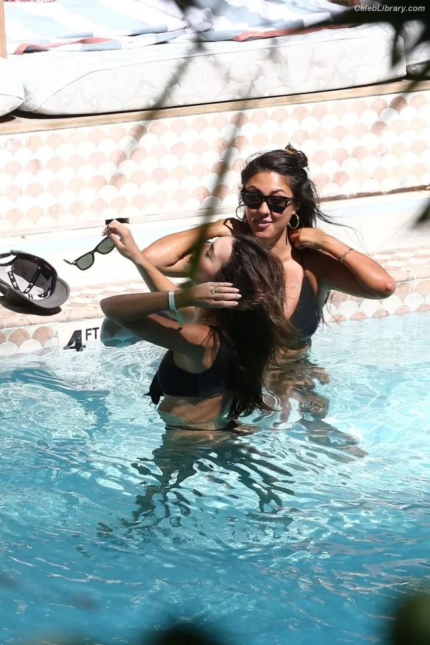 Emily Ratajkowski photo 2 of 3967