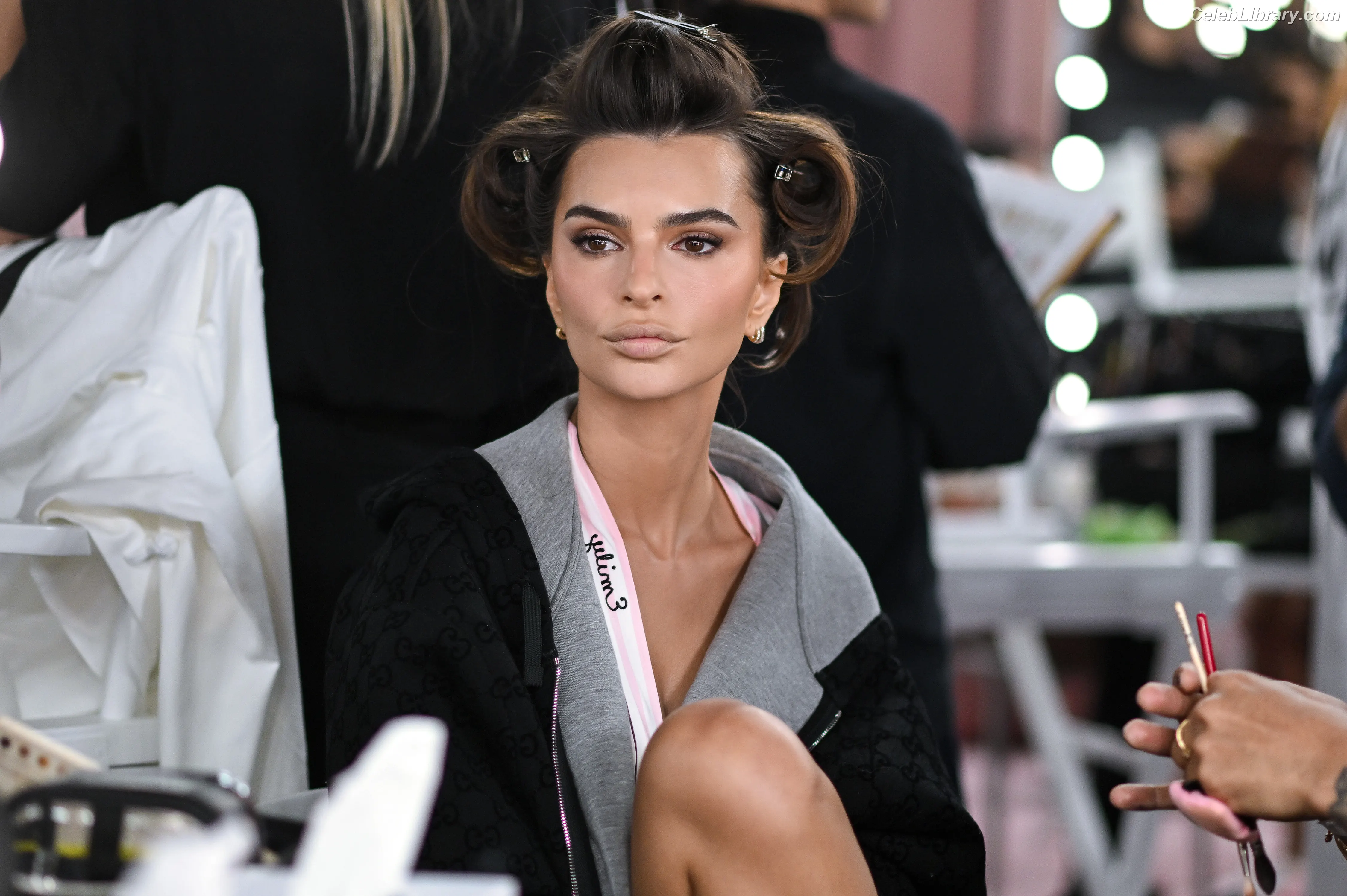 Emily Ratajkowski photo 6 of 3967