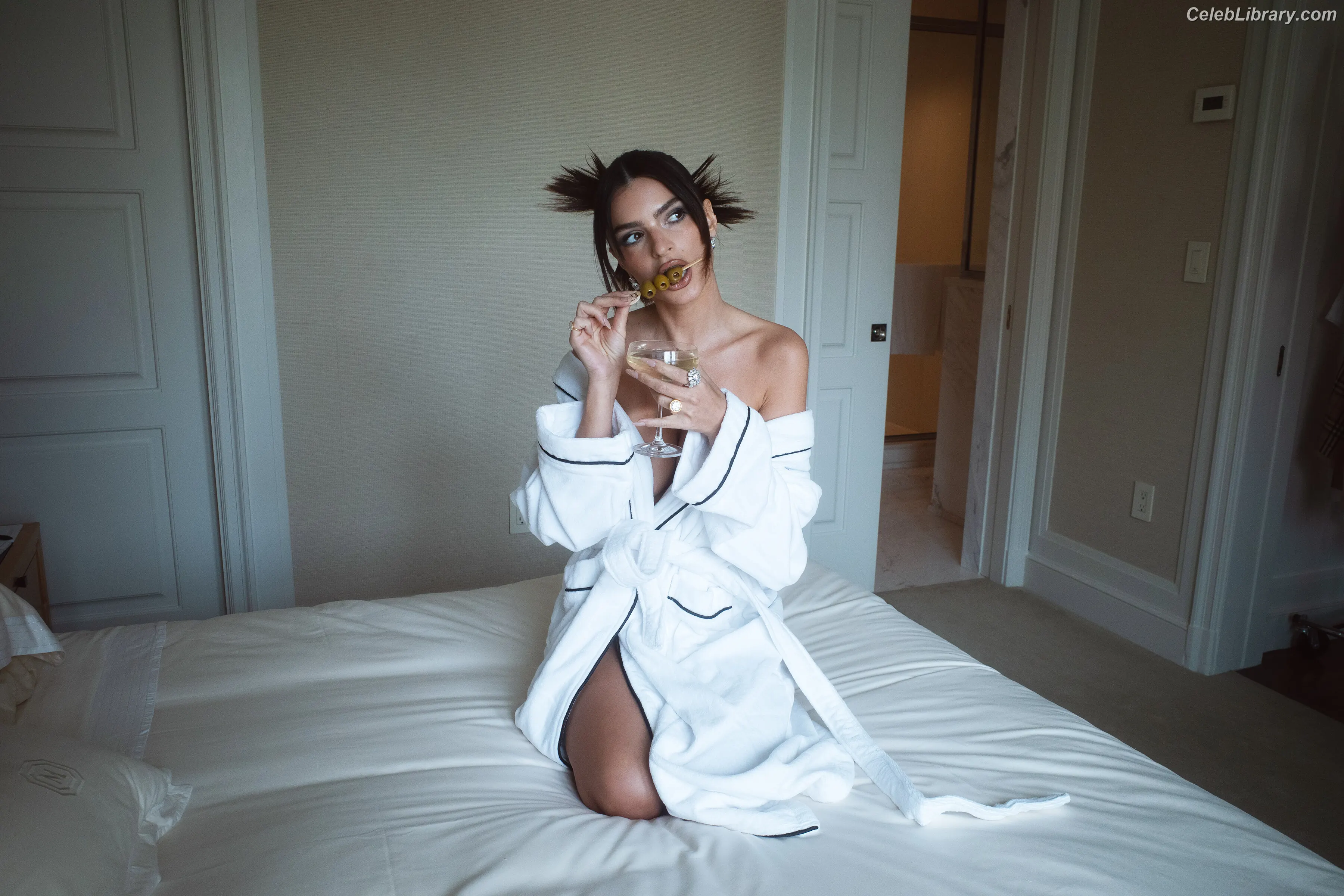 Emily Ratajkowski photo 16 of 3967
