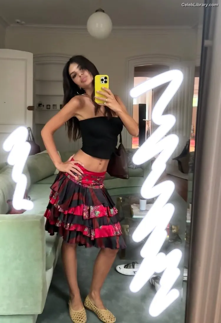 Emily Ratajkowski photo 9 of 3967