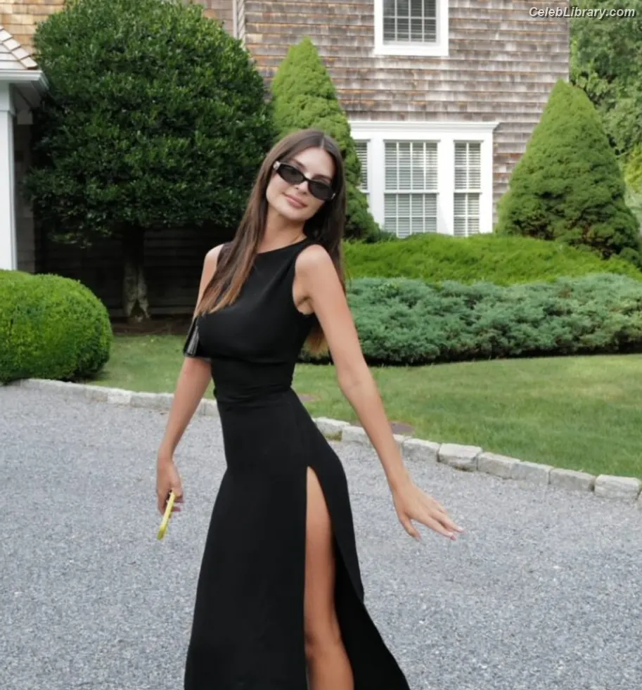 Emily Ratajkowski photo 17 of 3967