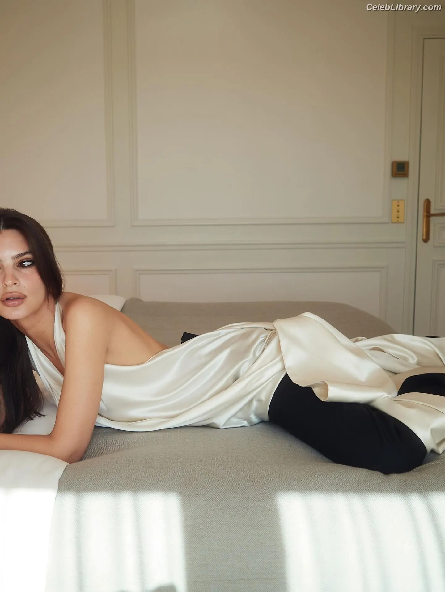 Emily Ratajkowski photo 9 of 3967
