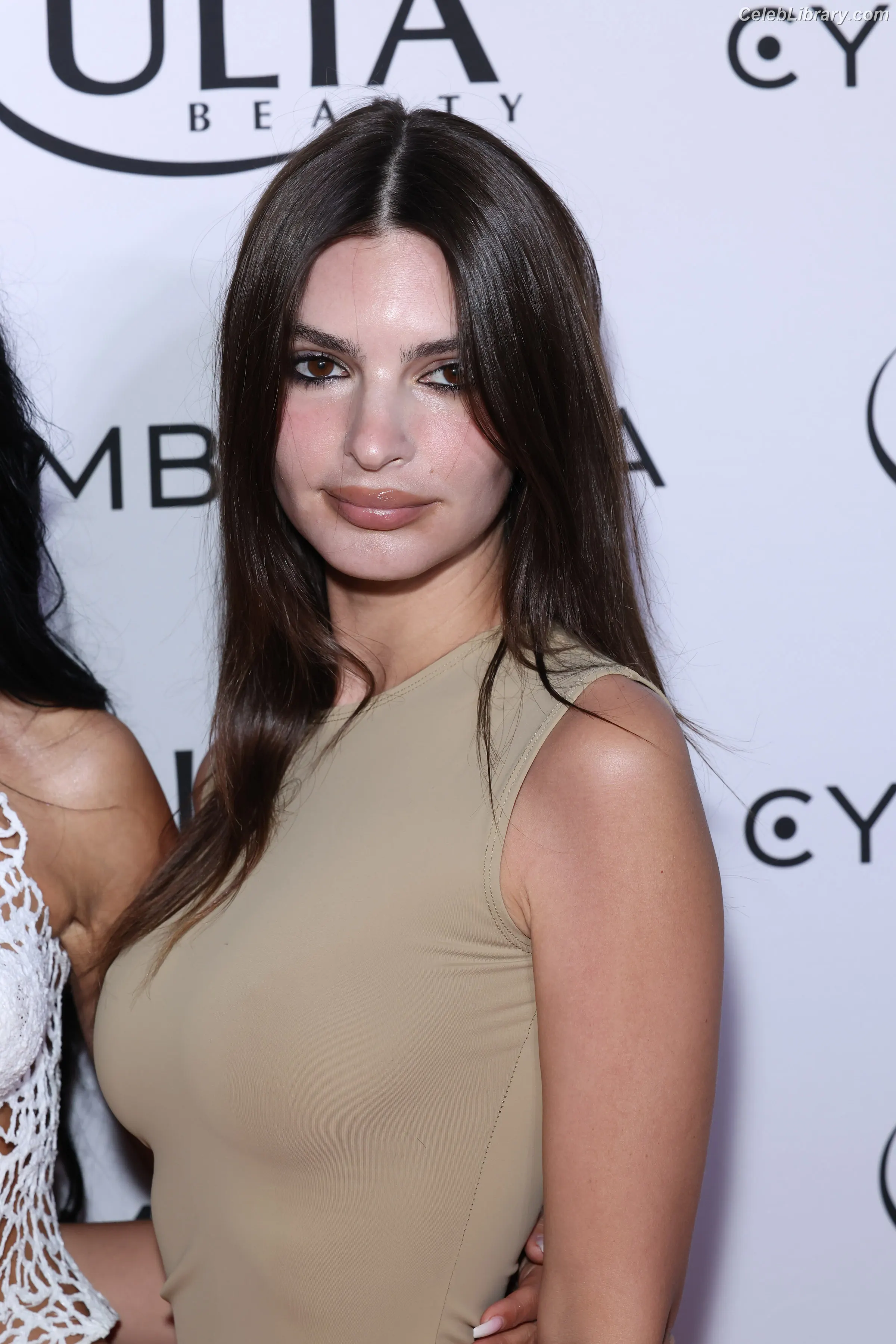 Emily Ratajkowski photo 6 of 3967
