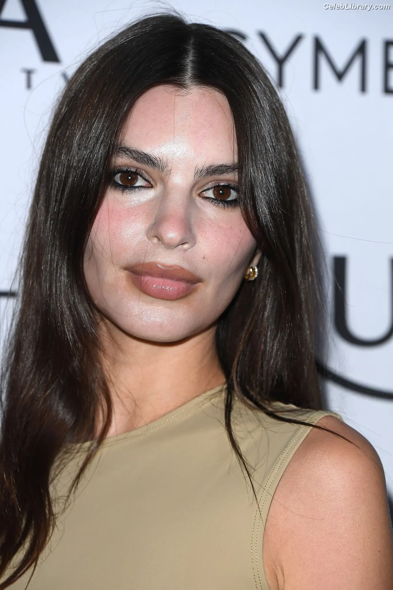 Emily Ratajkowski photo 8 of 3967