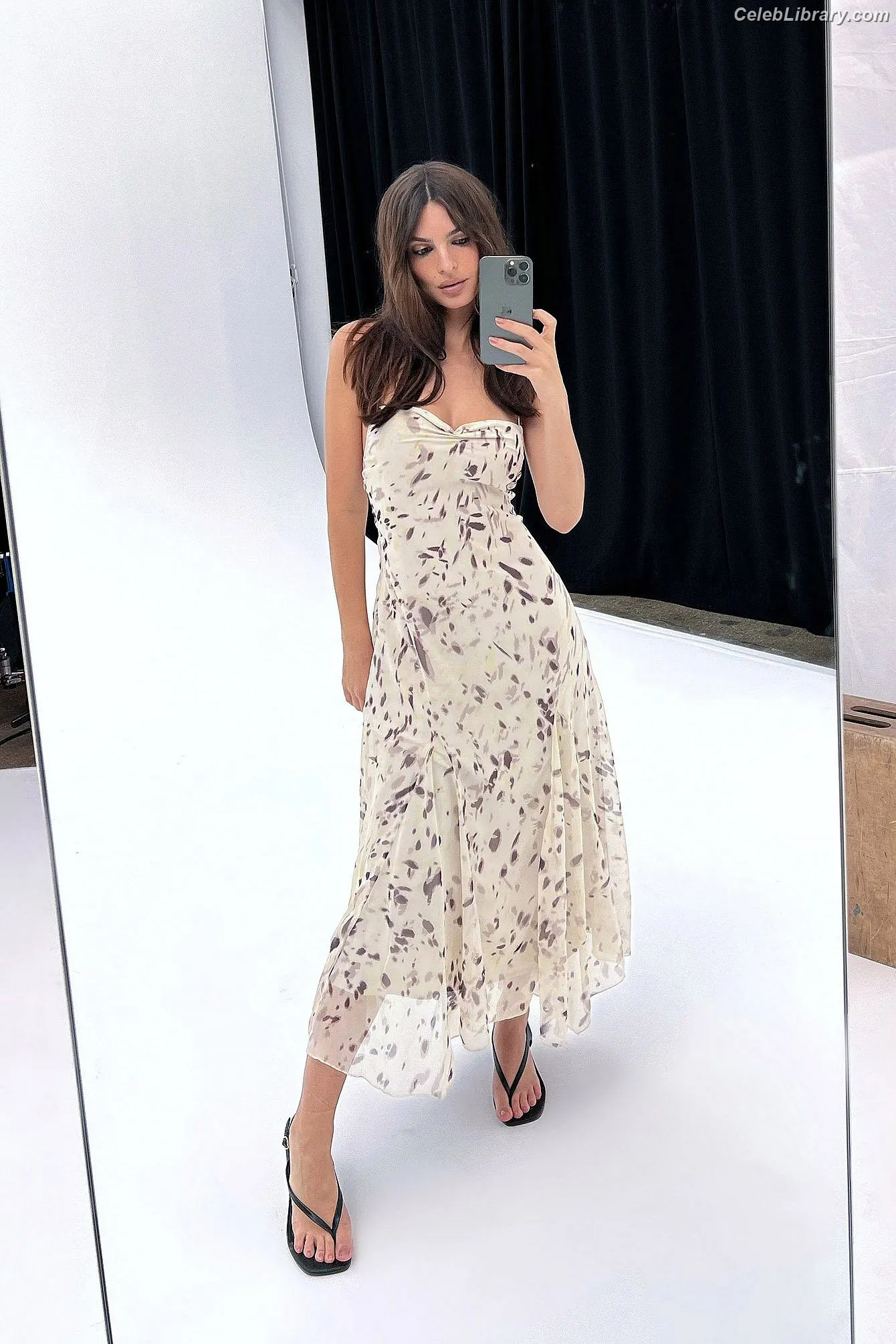 Emily Ratajkowski photo 17 of 3967