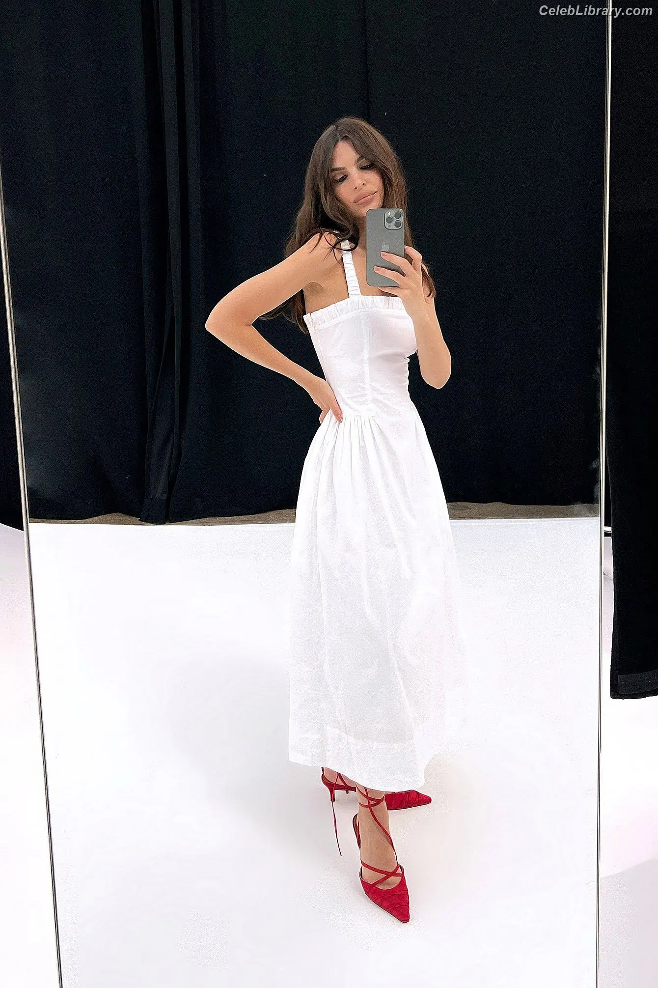Emily Ratajkowski photo 18 of 3967