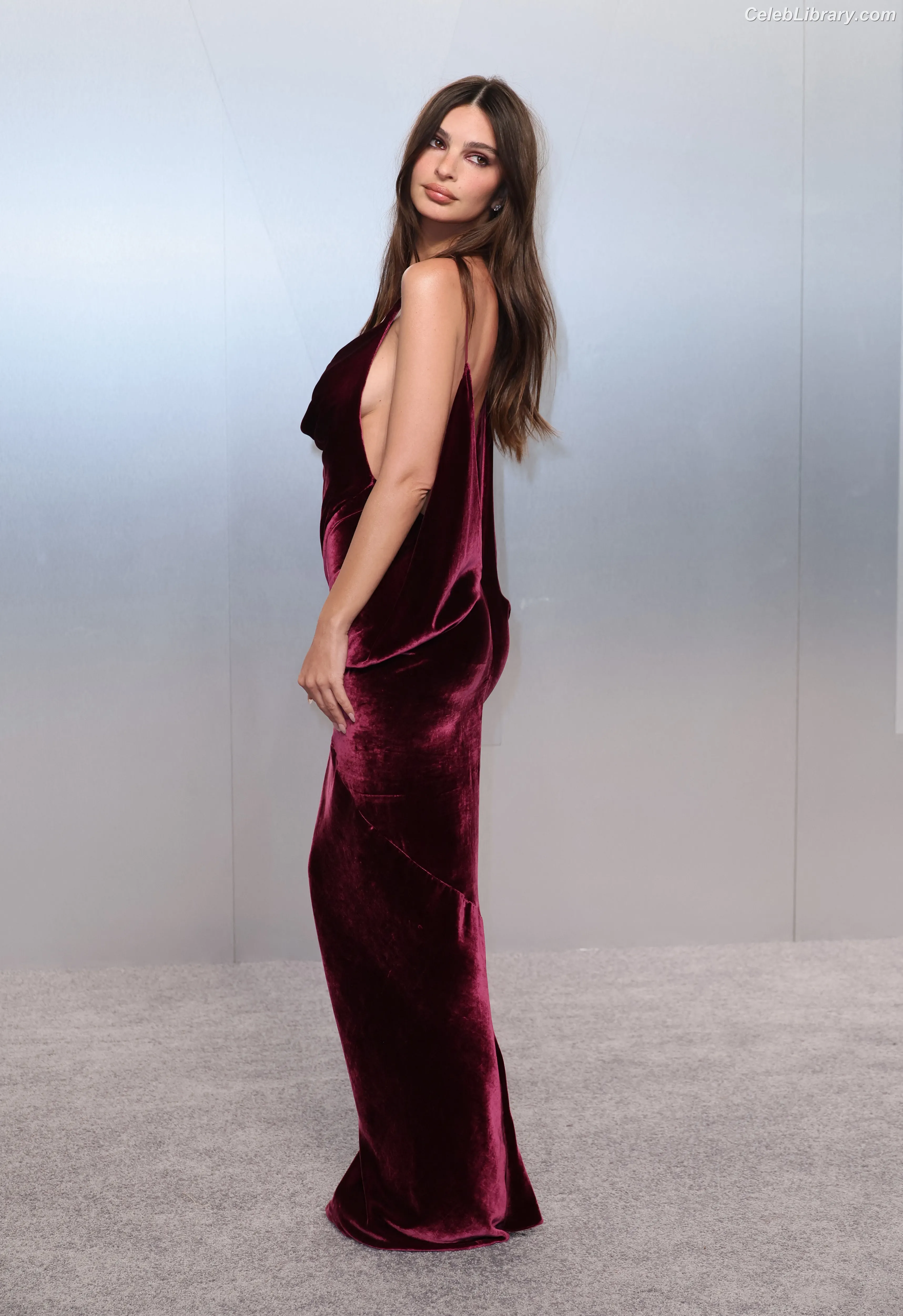 Emily Ratajkowski photo 13 of 3967