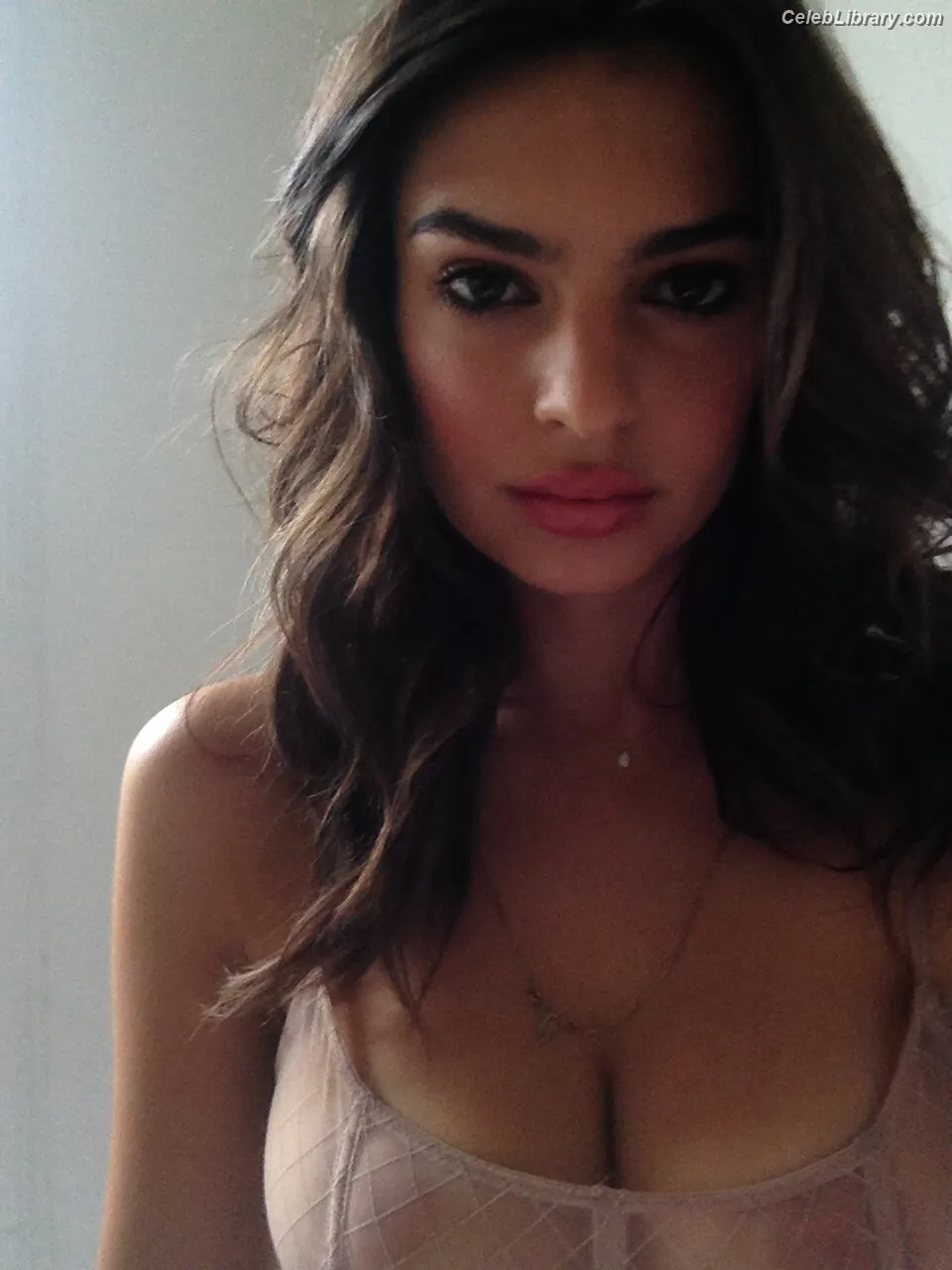 Emily Ratajkowski photo 22 of 3967