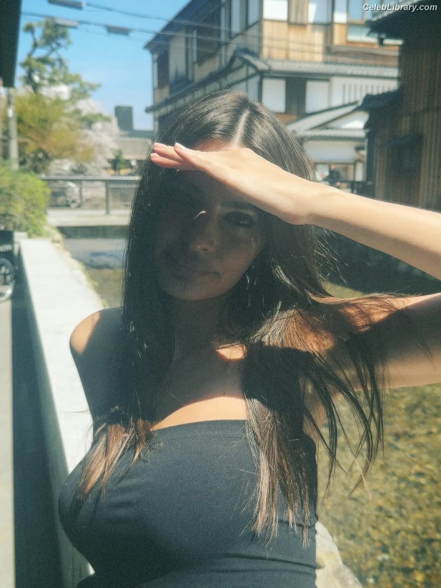 Emily Ratajkowski photo 14 of 3967