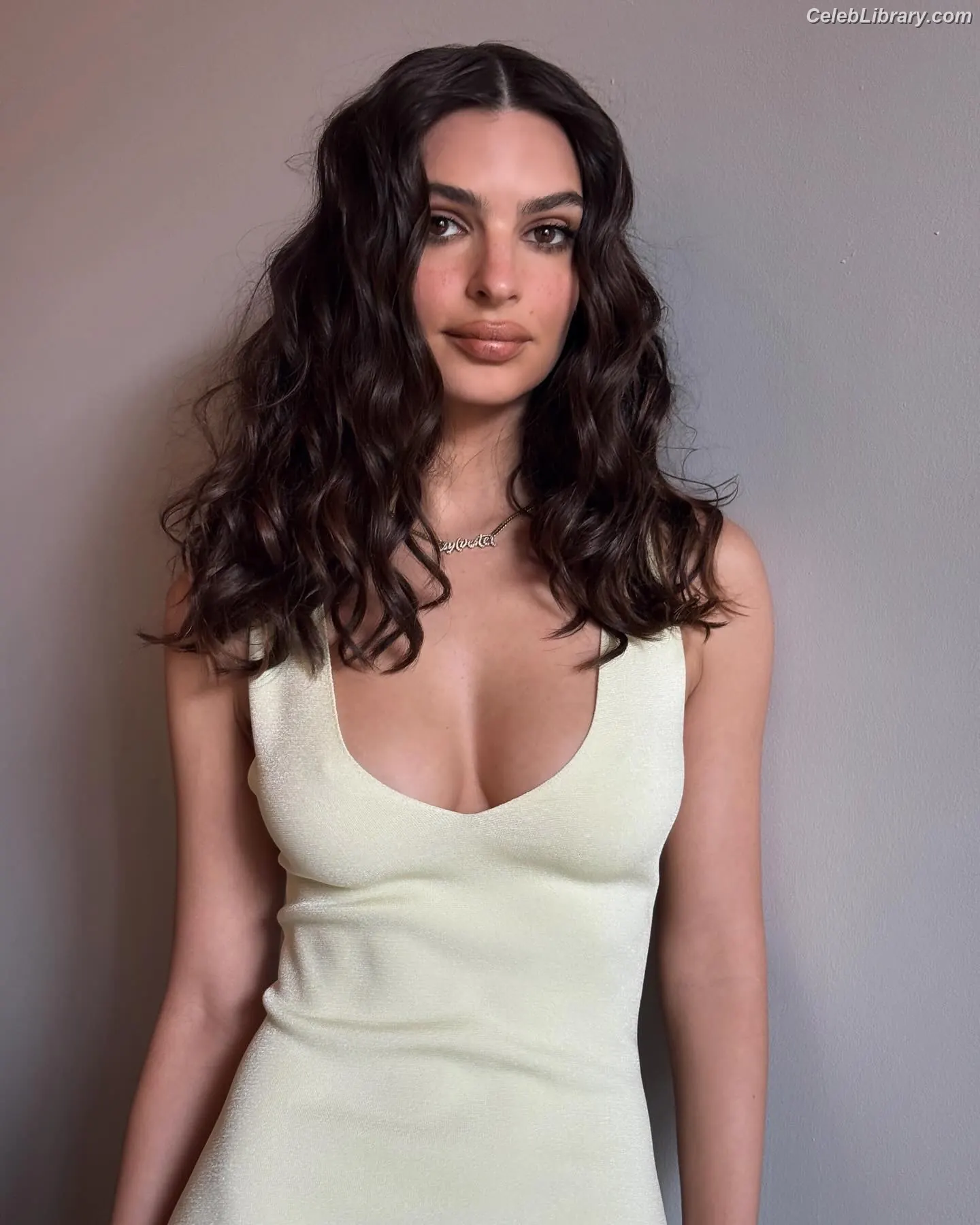 Emily Ratajkowski photo 24 of 3967