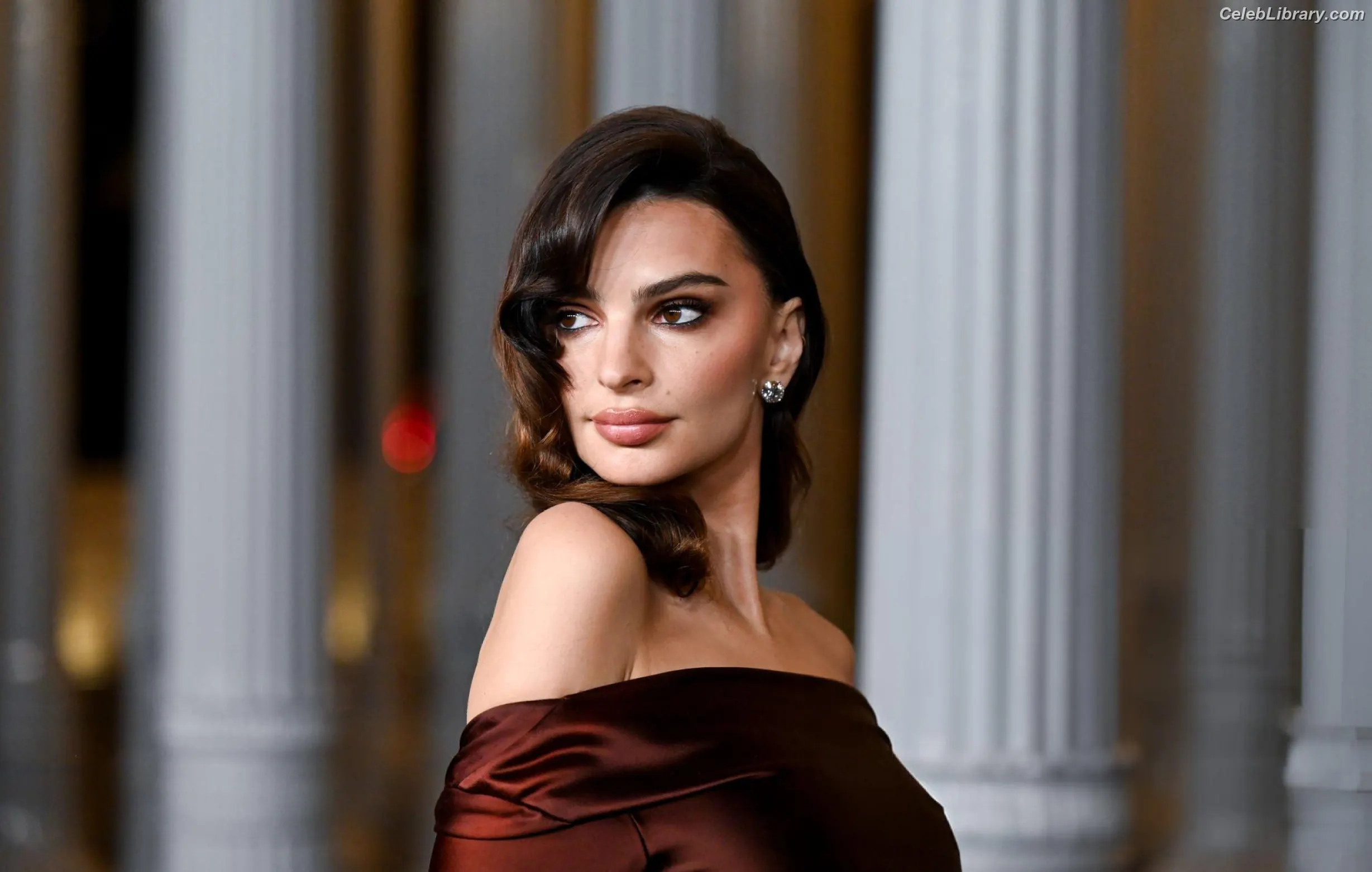 Emily Ratajkowski photo 1 of 3967