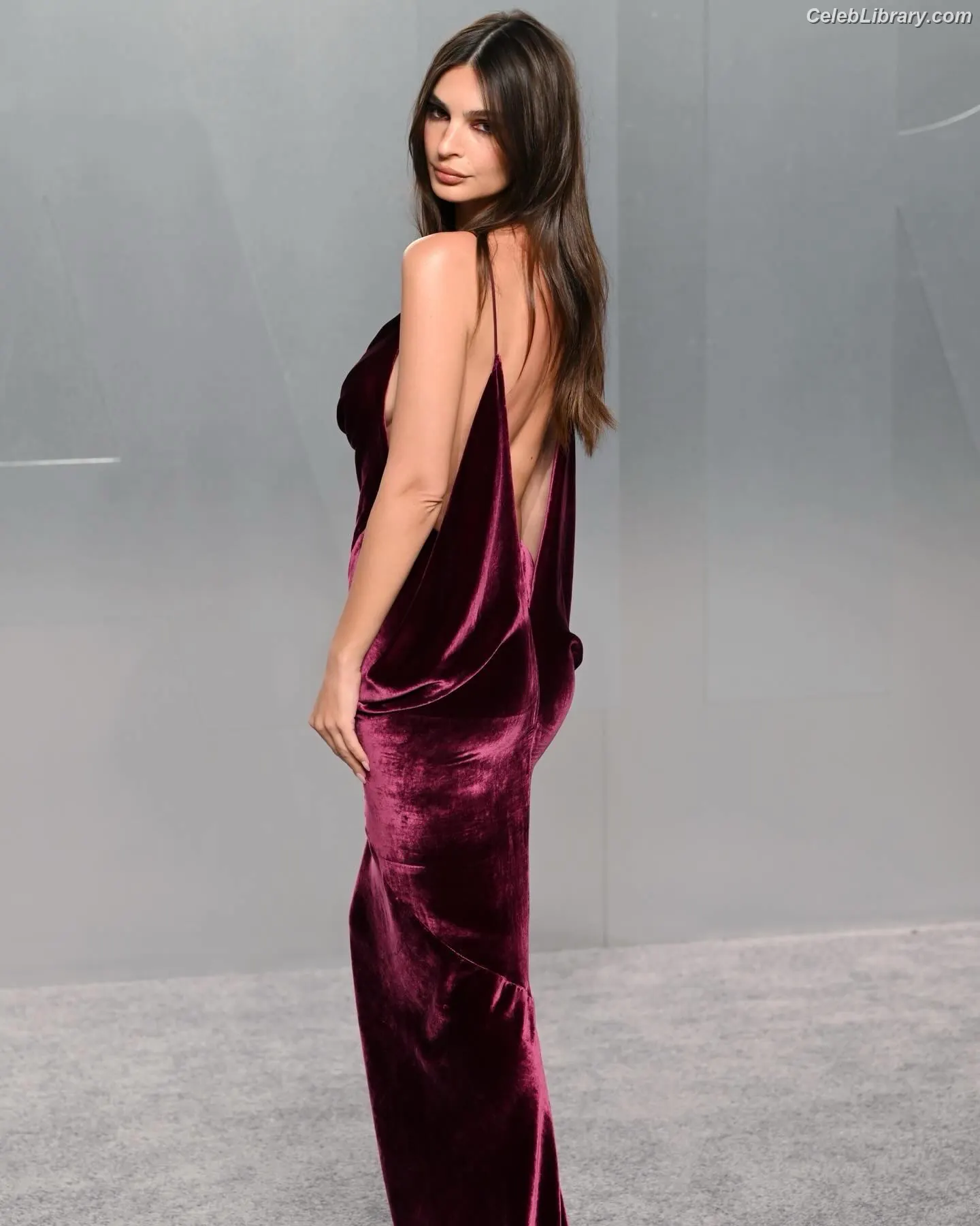 Emily Ratajkowski photo 19 of 3967