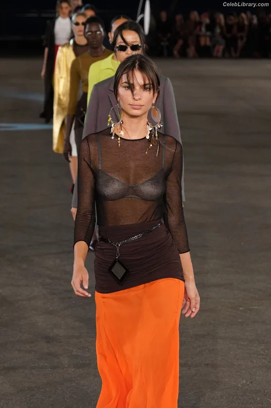 Emily Ratajkowski photo 19 of 3958