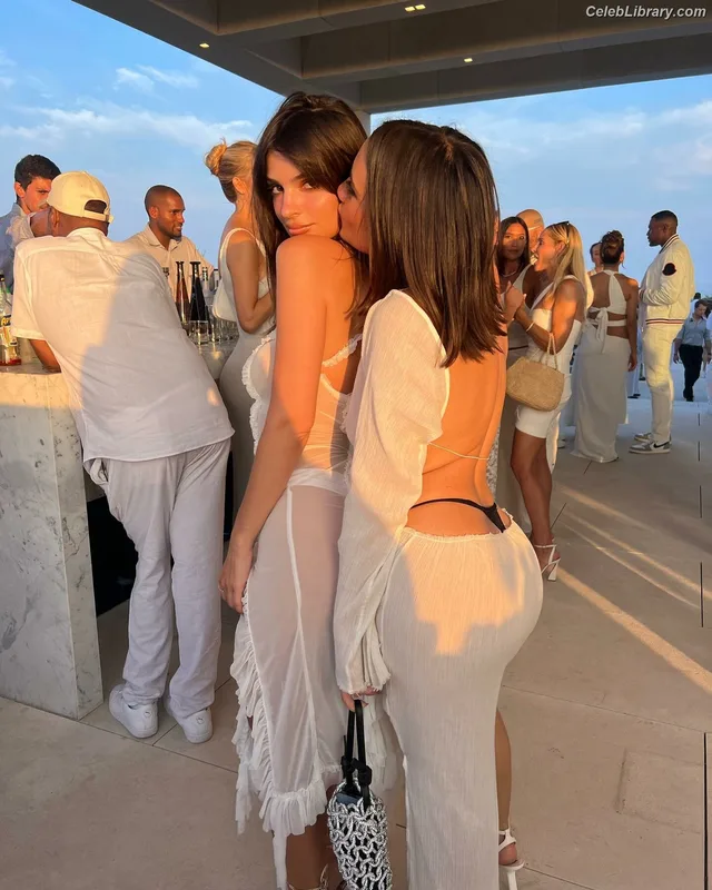 Emily Ratajkowski photo 12 of 3958