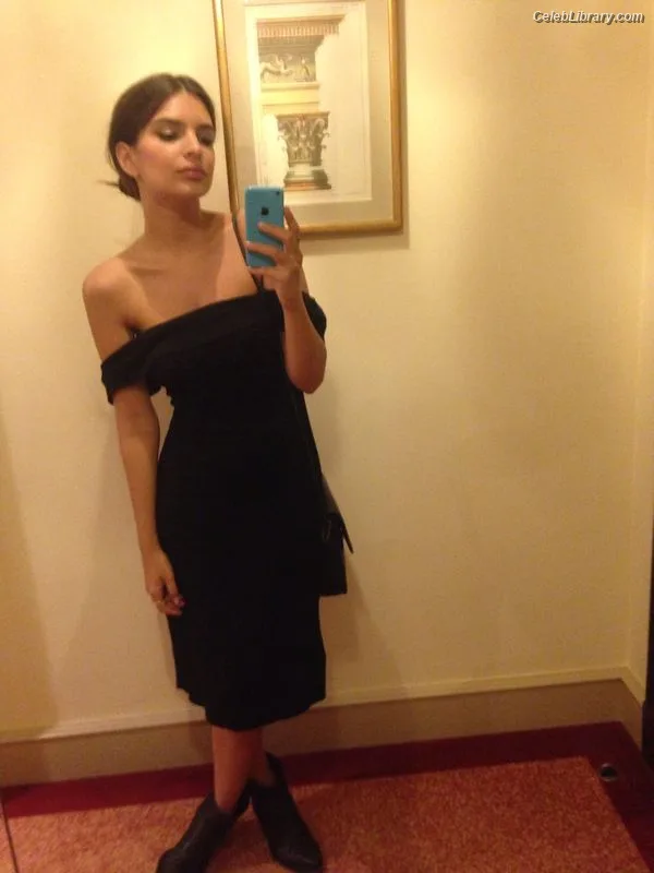Emily Ratajkowski photo 17 of 3958