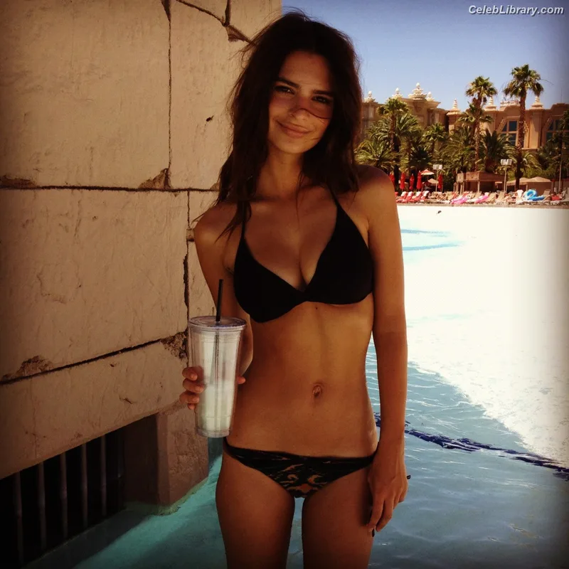 Emily Ratajkowski photo 8 of 3958