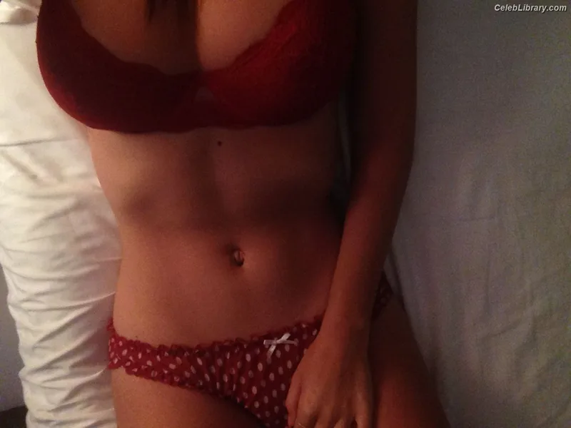 Emily Ratajkowski photo 12 of 3958