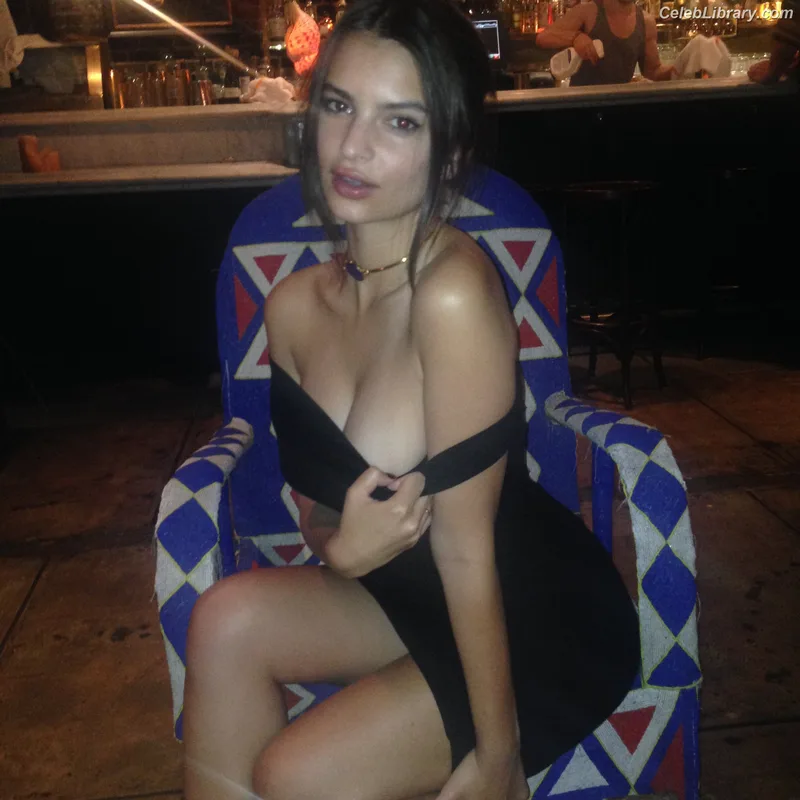 Emily Ratajkowski photo 16 of 3958