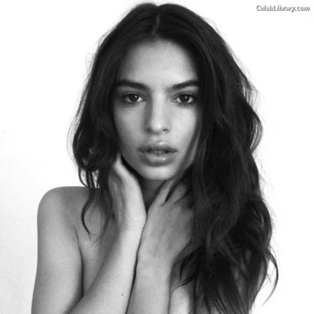 Emily Ratajkowski photo 23 of 3958