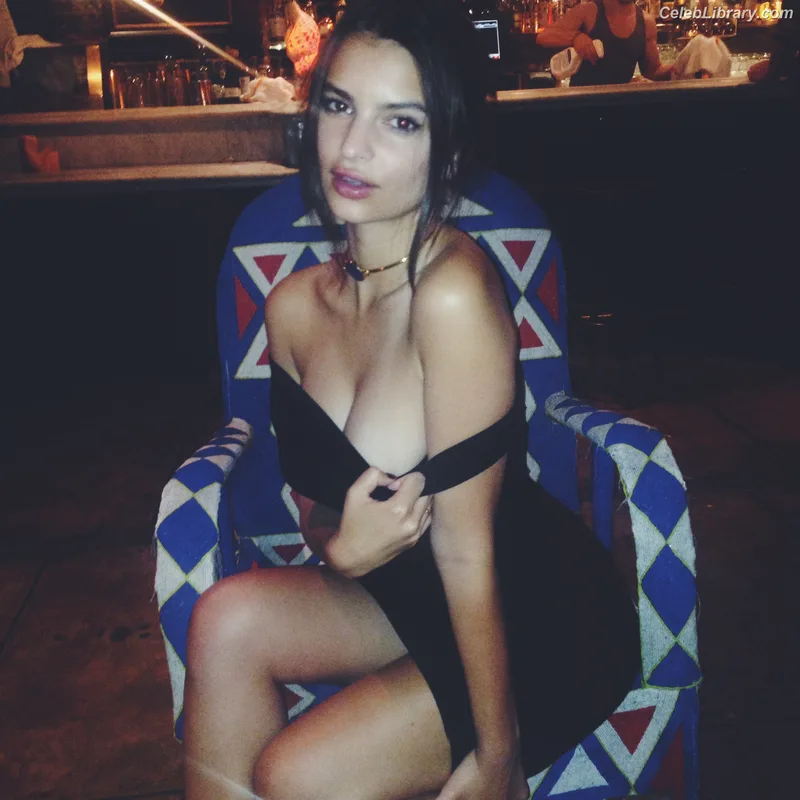 Emily Ratajkowski photo 1 of 3958