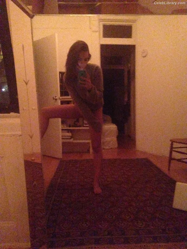 Emily Ratajkowski photo 15 of 3958
