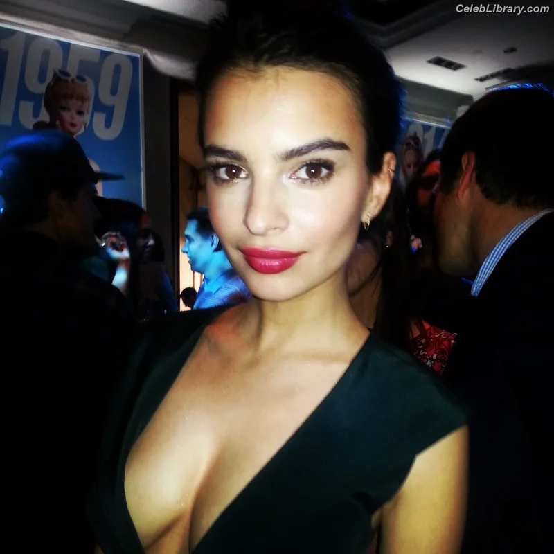 Emily Ratajkowski photo 22 of 3958