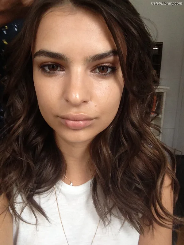 Emily Ratajkowski photo 23 of 3958