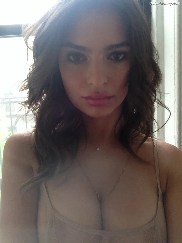 Emily Ratajkowski photo 24 of 3958