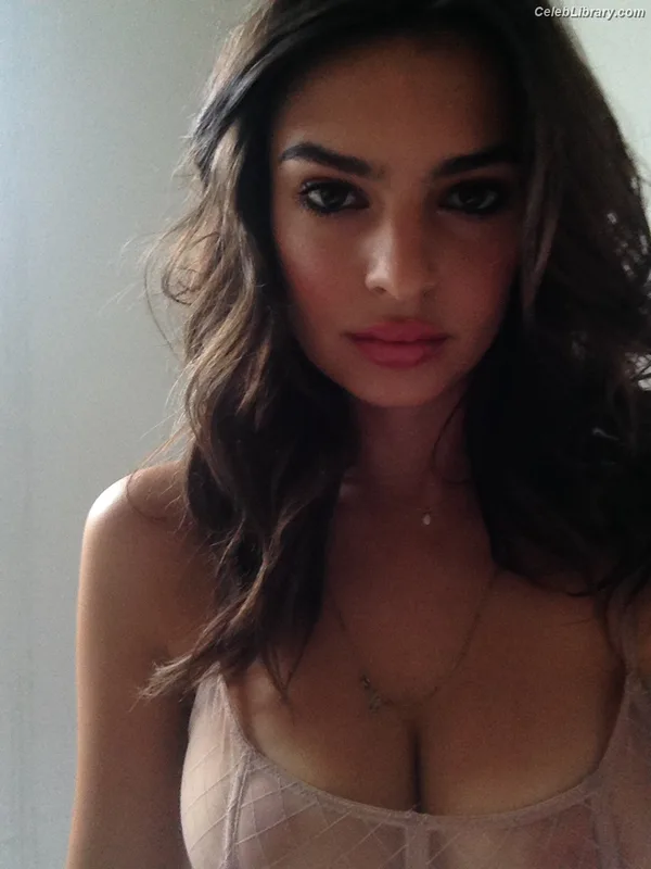 Emily Ratajkowski photo 10 of 3958