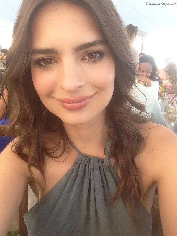 Emily Ratajkowski photo 11 of 3958