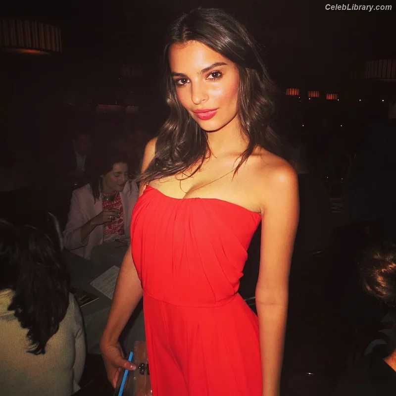Emily Ratajkowski photo 14 of 3958