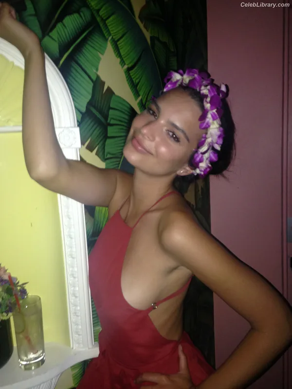 Emily Ratajkowski photo 5 of 3958