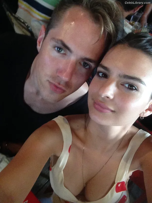 Emily Ratajkowski photo 9 of 3958
