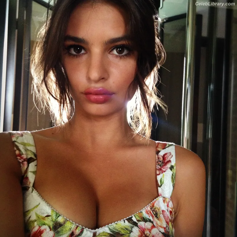 Emily Ratajkowski photo 10 of 3958