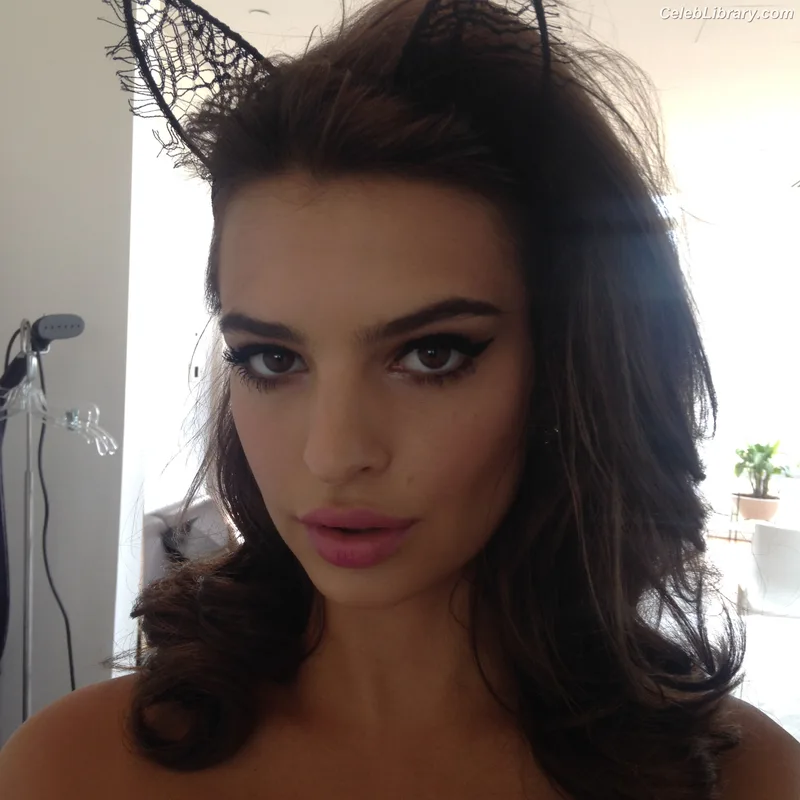 Emily Ratajkowski photo 18 of 3958