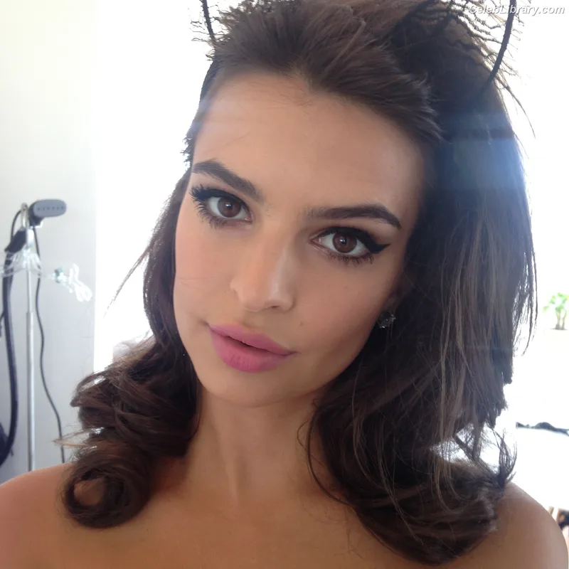 Emily Ratajkowski photo 21 of 3958