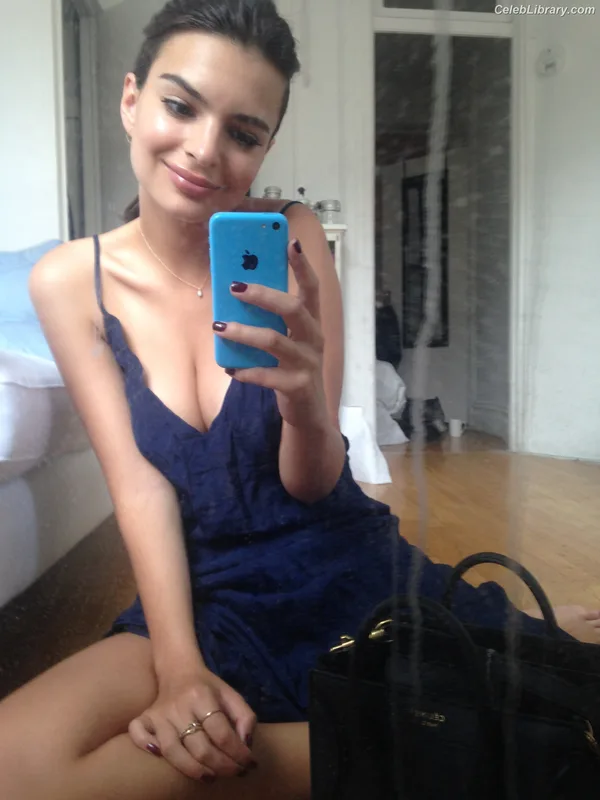 Emily Ratajkowski photo 1 of 3958