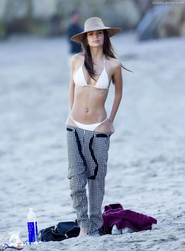 Emily Ratajkowski photo 14 of 3958