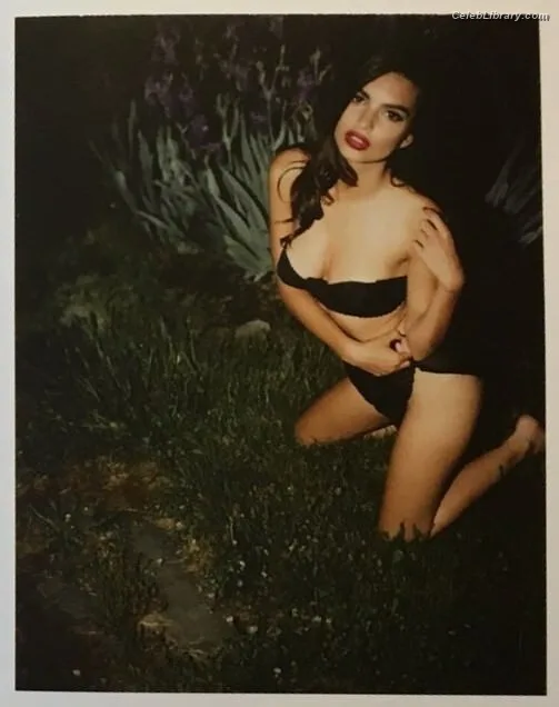 Emily Ratajkowski photo 21 of 3958
