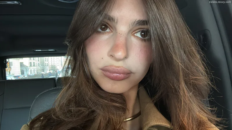 Emily Ratajkowski photo 23 of 3958