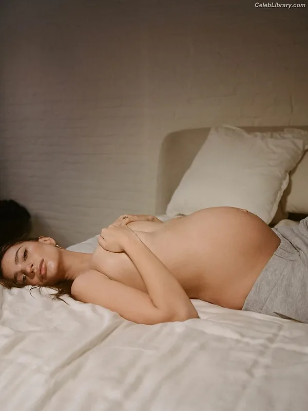 Emily Ratajkowski photo 24 of 3958